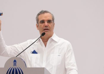 Luis Abinader y tarjeta navidad