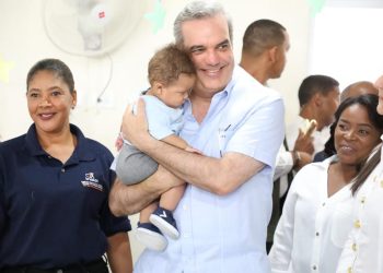 Abinader con nino en Hondo Valle