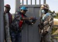 haitiano muestra a soldado dominicano pasaporte
