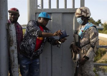 haitiano muestra a soldado dominicano pasaporte