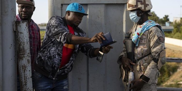 haitiano muestra a soldado dominicano pasaporte