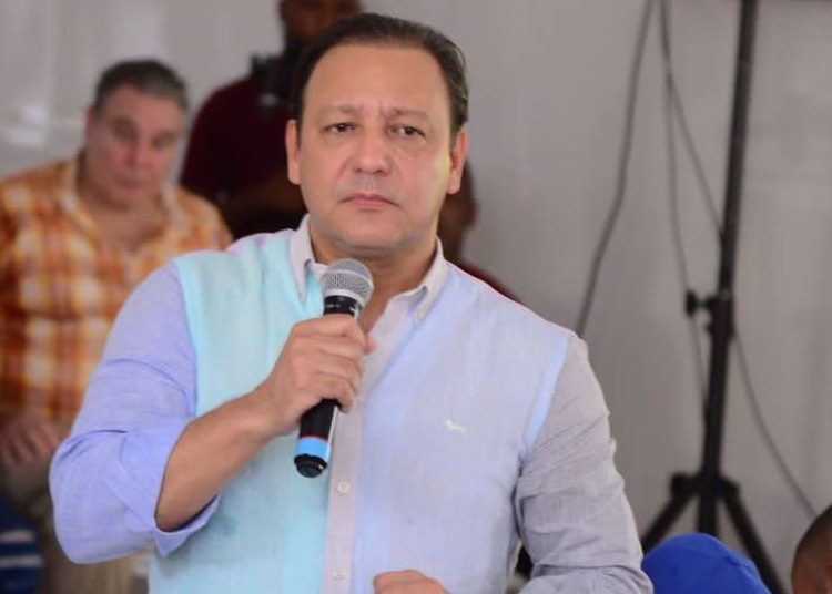 Abel Martinez escucha inquietudes en Hato Mayor