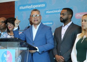 Carlos Pena y miembros de GenS