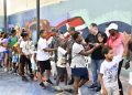 Ninos saludan a deportistas
