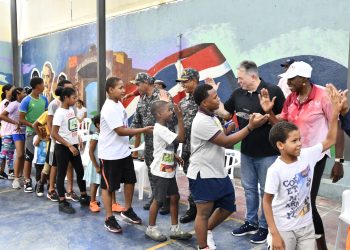 Ninos saludan a deportistas