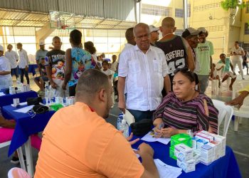 Ramón Bueno observa paciente