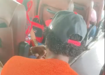 Hombre pide matrimonio a su pareja en un autobus