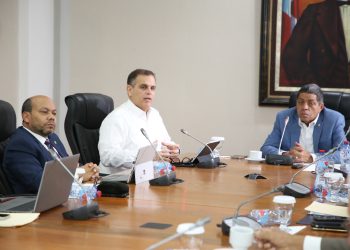 Jochy y Luis conversan con diputados