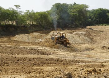 Maquinaria realiza movimiento de tierra en Las Clavellinas.