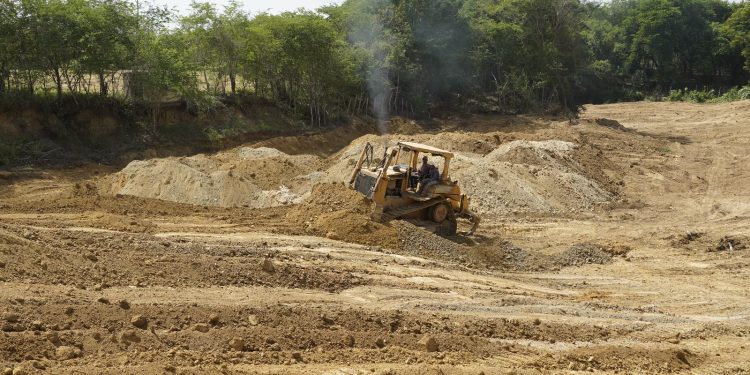 Maquinaria realiza movimiento de tierra en Las Clavellinas.