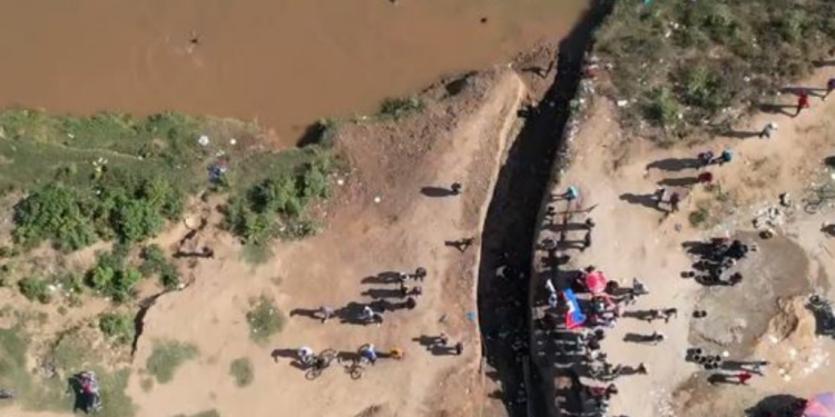 Canal haitiano en el rio masacre