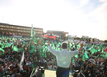 Leonel plaza la bandera