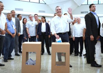 Abinader vota en primaria