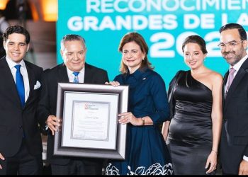 Vicepresidenta Raquel es reconocida