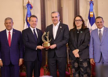 Abinader Gran Premio Nacional a la Calidad JPG