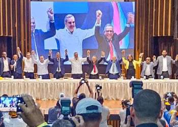 Luis Abinader por el PHD.