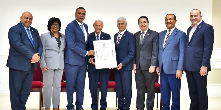 presidente del Senado, Ricardo de los Santos, entregó un reconocimiento al doctor Silverio Antonio López Gutiérrez