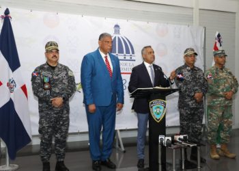 Joel Santos y policia