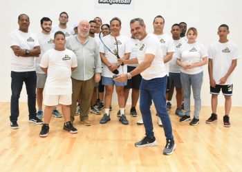 Junior Noboa realiza saque de honor