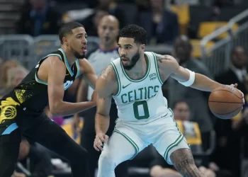 haliburton defiende a Tatum