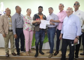 Agricultura entrega cheque san juan y azua