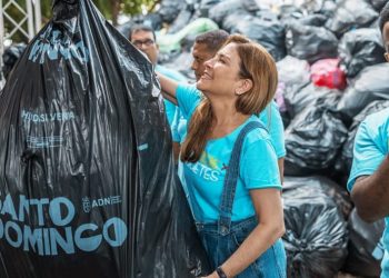 Carolina Mejía pesa plastico por juguete