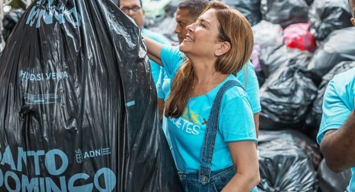 Carolina Mejía pesa plastico por juguete