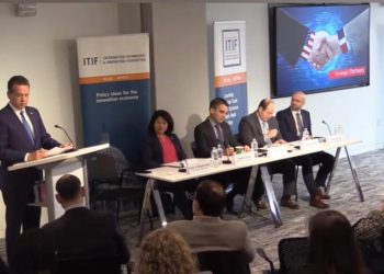 Ministro Bisonó presentando estudio