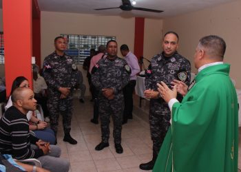 Policia Naciona y representante del primaveral de Villa Mella