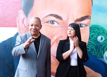 Camboy, saludando al publico, junto a Yanilsa Cruz