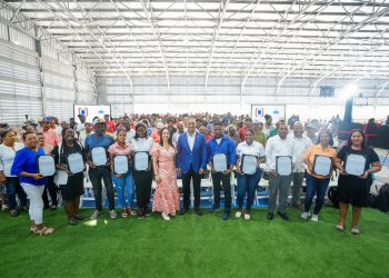 Joel Santo entrega de titulo