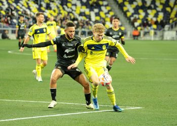 Juan Angeles se disputa un balon en el juego ante el Nashville en el Parque Geodis