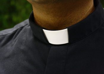 sacerdote cura padre catolitco