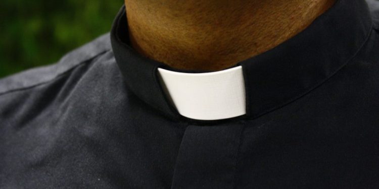 sacerdote cura padre catolitco