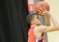 Joven baloncestista