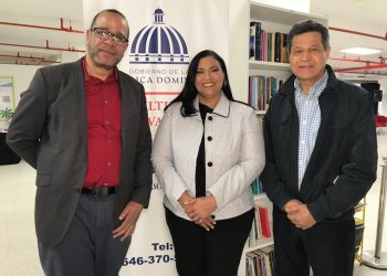 expositores Henry A. Almonte, Demetrina González Polanco y Jesus Many Burgos