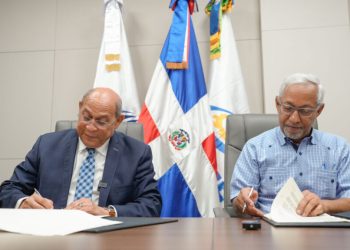 rafael santos badia director general infotep y el ministro de educacion angel hernandez firman convenio 2 1024x576