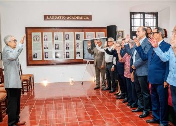 Presidente Comision Electoral toma el juramento