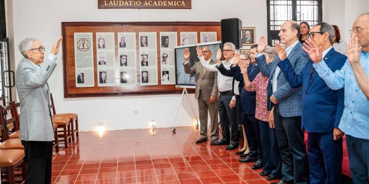 Presidente Comision Electoral toma el juramento