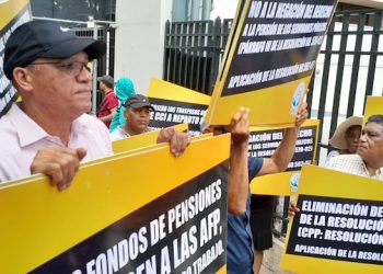 Protesta frente a la sede de la CNSS, en el sector Naco, de la capitaljpg