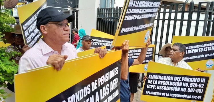 Protesta frente a la sede de la CNSS, en el sector Naco, de la capitaljpg