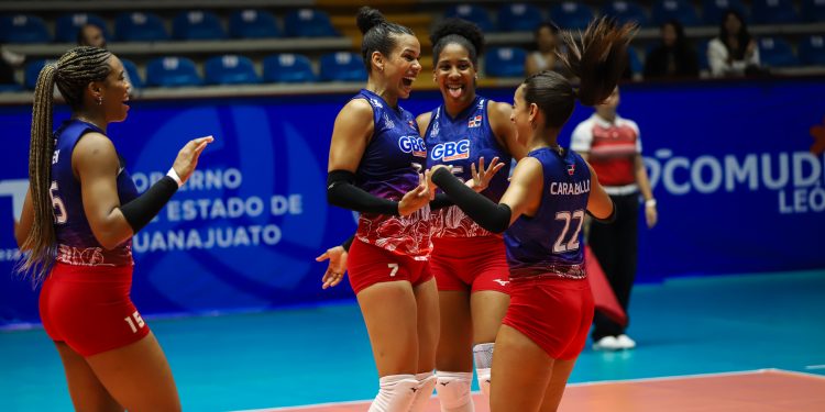 Reinas celebran triunfo ante Canada