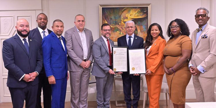 Senado reconoce a Ricardo de los Santos