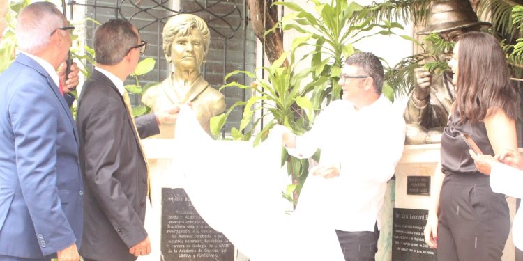 Busto de profesora Idelisa Bonnelly de Calventi