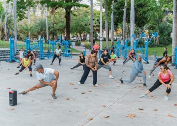Personas se ejercitan en parque Iberoamericano
