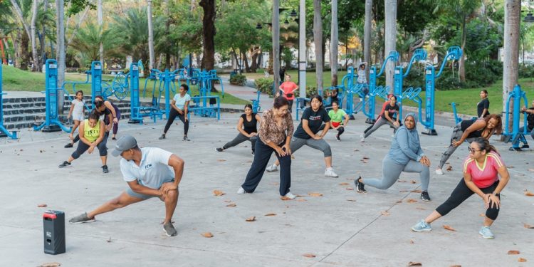 Personas se ejercitan en parque Iberoamericano