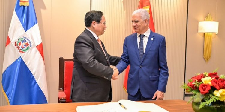 Ricardo de los Santos, presidente del Senado, recibió la tarde de este miércoles al primer ministro de Vietnam, Pham Minh Chinh