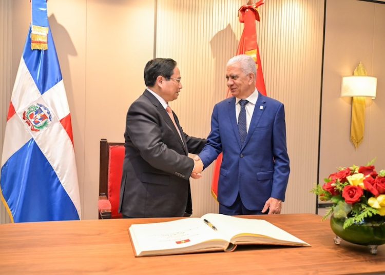 Ricardo de los Santos, presidente del Senado, recibió la tarde de este miércoles al primer ministro de Vietnam, Pham Minh Chinh