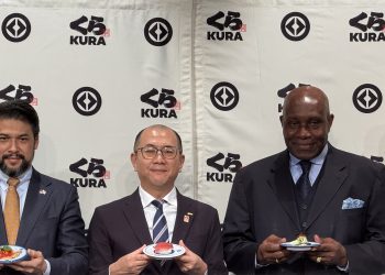 Embajador Robert Takata, Sr. Makoto Tanaka, vicepresidente ejecutivo de Kurasushi y Sr. Pierre Ndzengue Embajador de Camerún en Japón