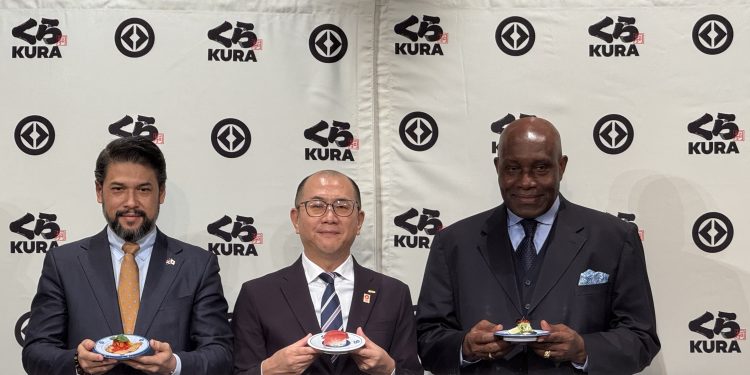 Embajador Robert Takata, Sr. Makoto Tanaka, vicepresidente ejecutivo de Kurasushi y Sr. Pierre Ndzengue Embajador de Camerún en Japón